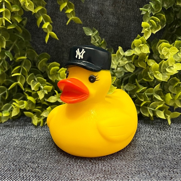 New York Yankees Rubber Duck That Squeaks - Picture 1 of 5
